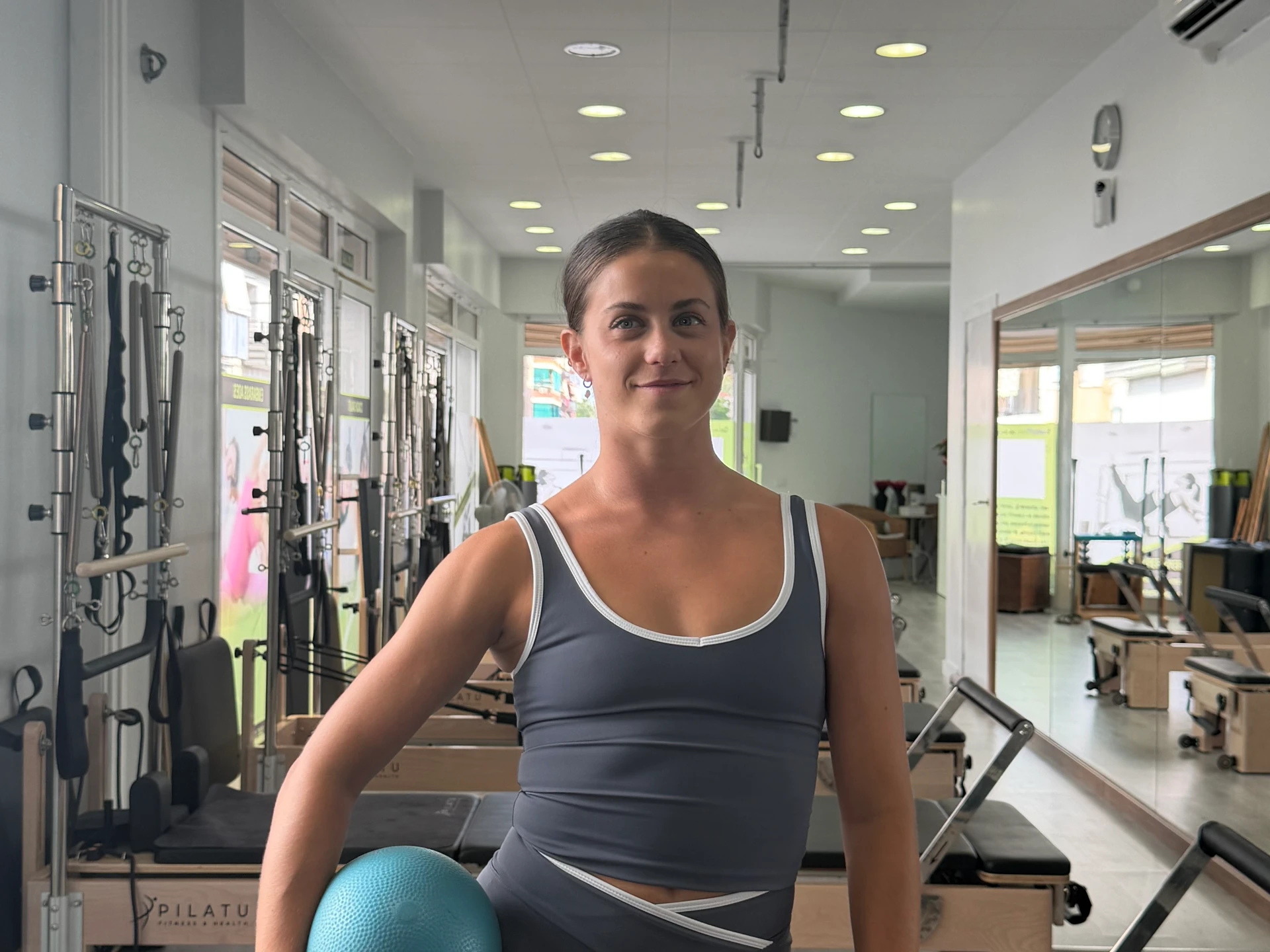 Laia Serra a l’estudi de pilates Serra Studio